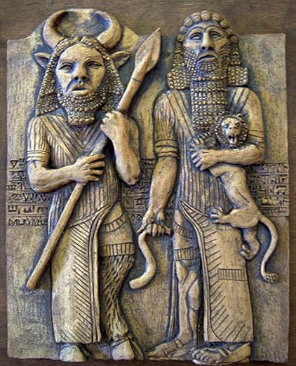 Gilgamesh and Enkidu. Uno dei due ha la coda, gli zoccoli , lunghe orecchie sporgenti e le corna da toro.