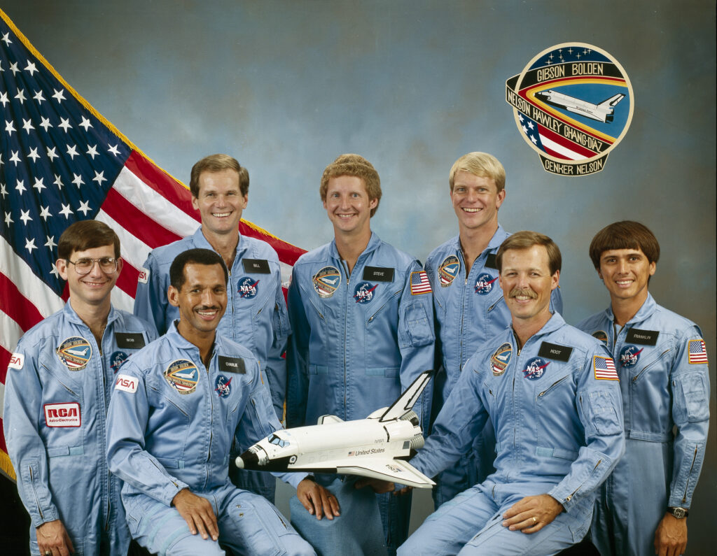 La foto dell'equipaggio dell'STS 61c tra cui gli astronauti e capi della NASA Bolden e Nelson